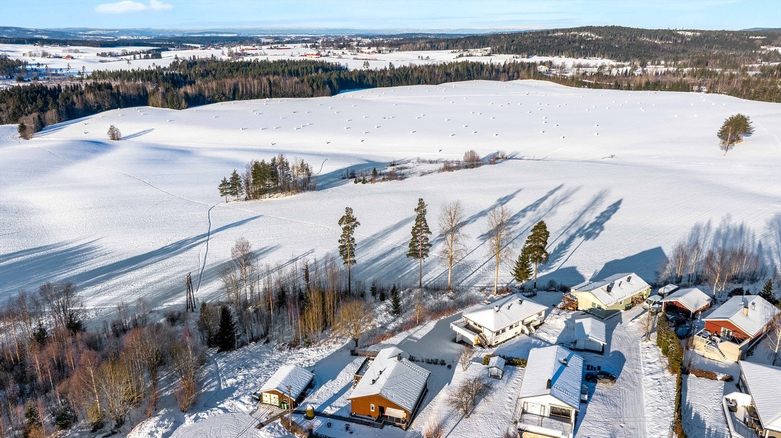 Boligen ligger i ytterkanten av boligfeltet, vendt mot landbruksområder, som gjør det svært privat Galleribilde