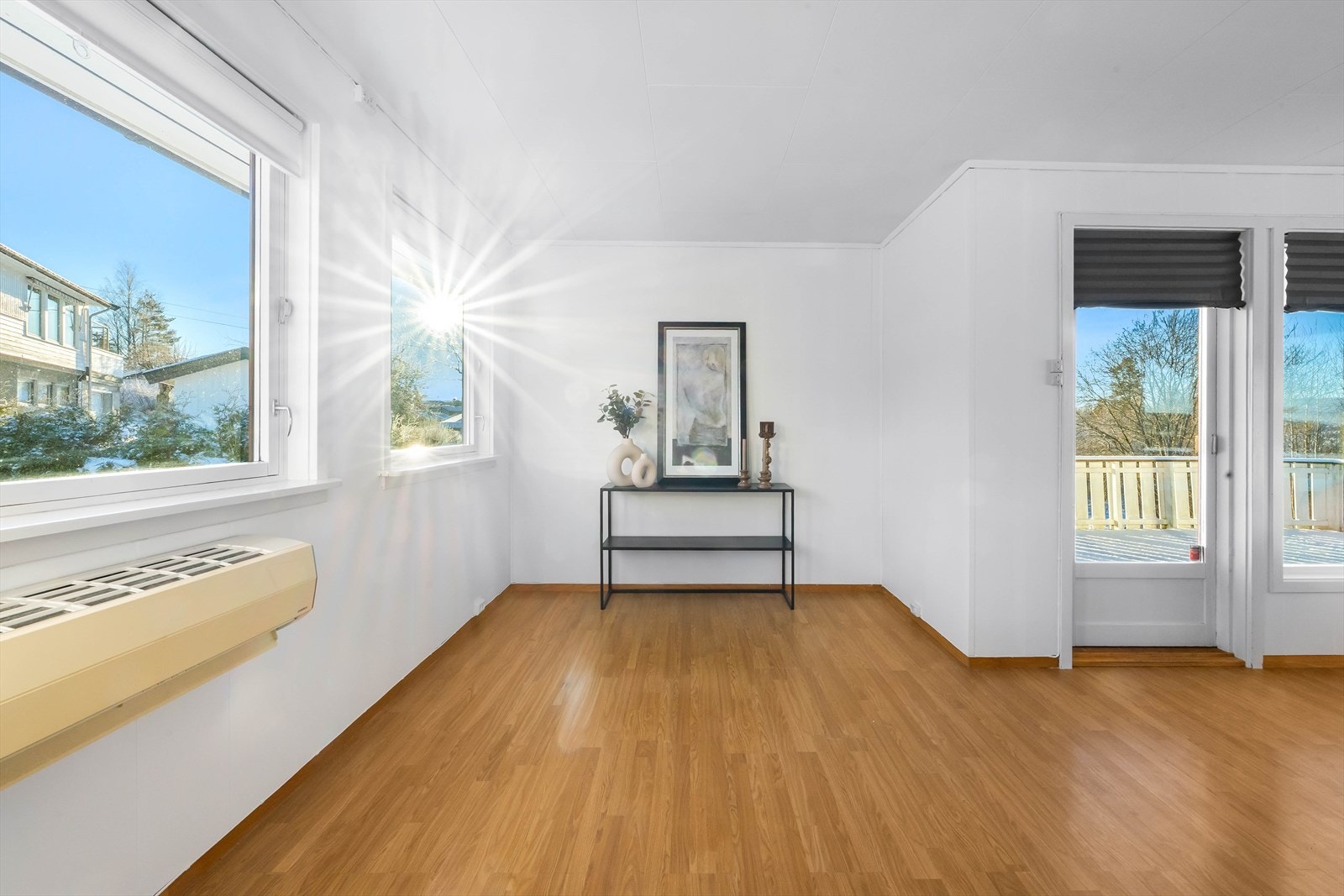 Mellom spisestuen og kjøkkenet er det en fin krok med flere muligheter - lesekrok, lekekrok, eller flytte spisestuen hit Galleribilde