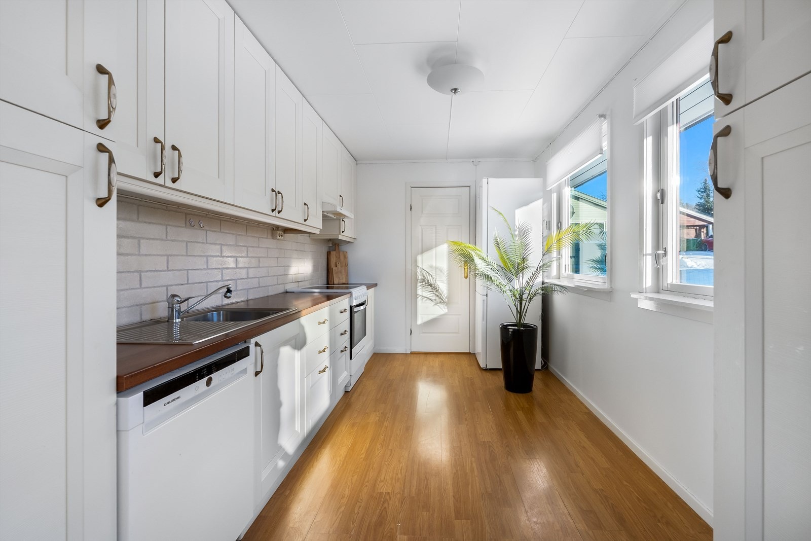 Her er det gjennomgang fra gangen og stuen og flere muligheter for å utvide skap- og benkeplass Galleribilde