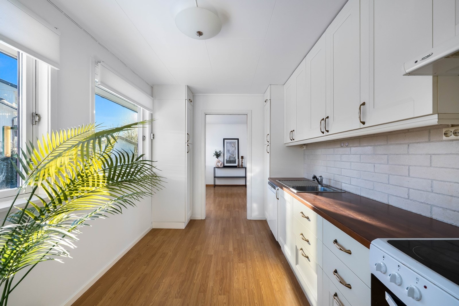 Kjøkkenet ligger tilbaketrukket i eget rom Galleribilde