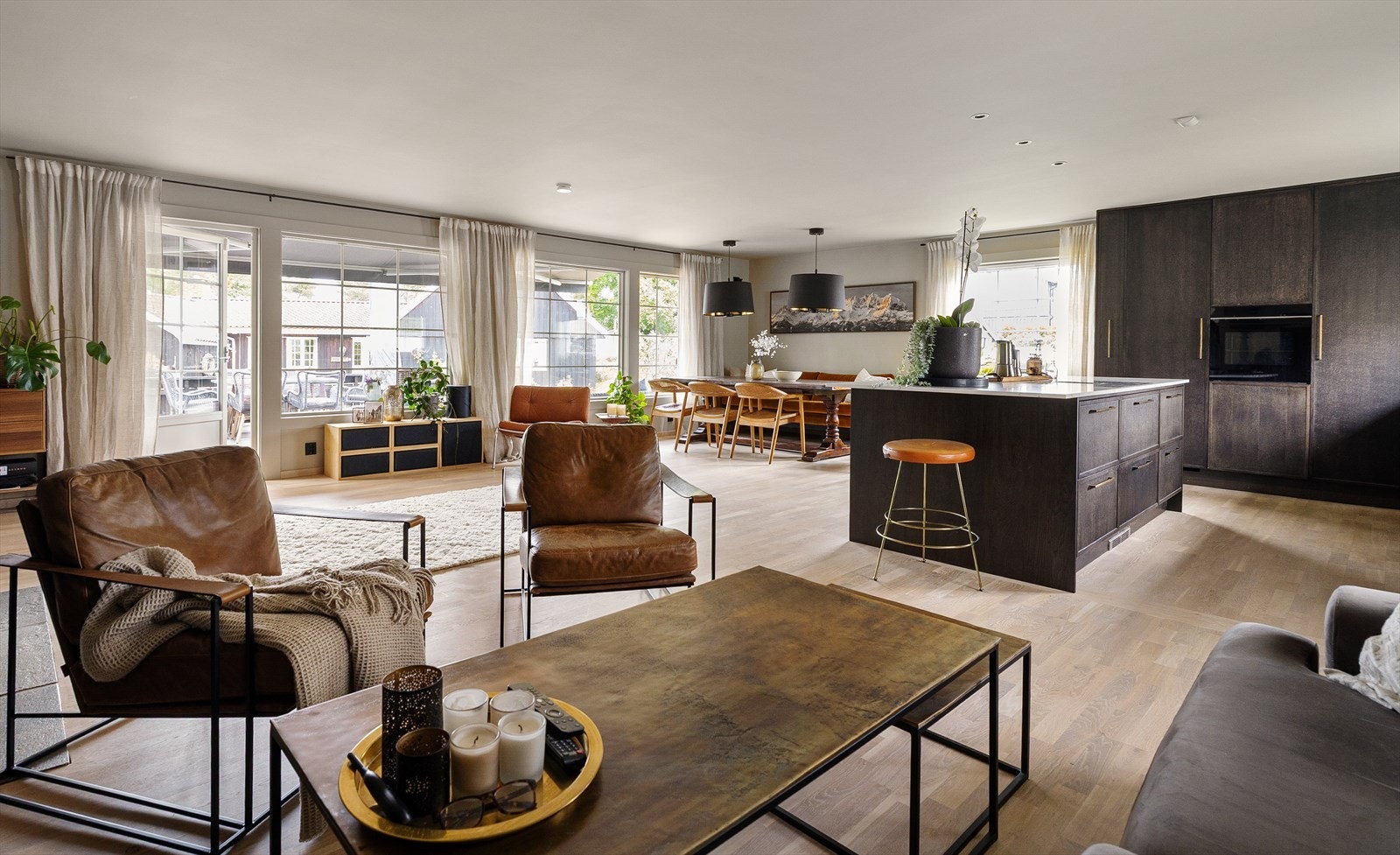 Boligen har en praktisk planløsning med alt på ett plan i hovedetasjen: åpen stue- og kjøkkenløsning, tre soverom, bad, wc-rom og bod. Kjelleren inneholder bad, vaskerom og flere disponible rom. Galleribilde