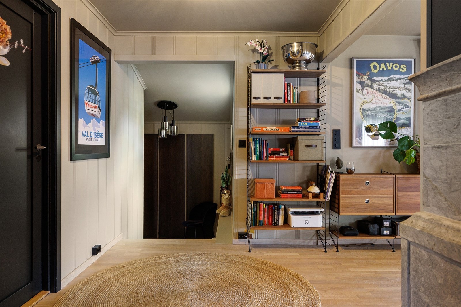 Videre tar planløsningen deg ned i underetasjen, hvor du finner et ekstra bad, vaskerom og flere disponible rom med ulike bruksmuligheter. Galleribilde