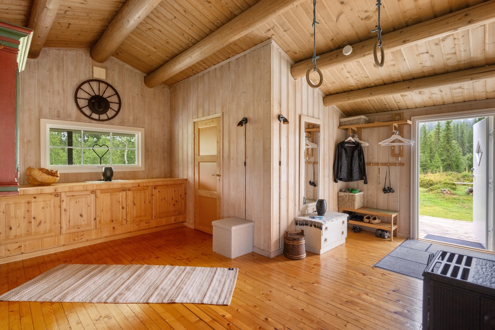 Romslig entrè/gang med god plass til sko, yttertøy etc. Galleribilde