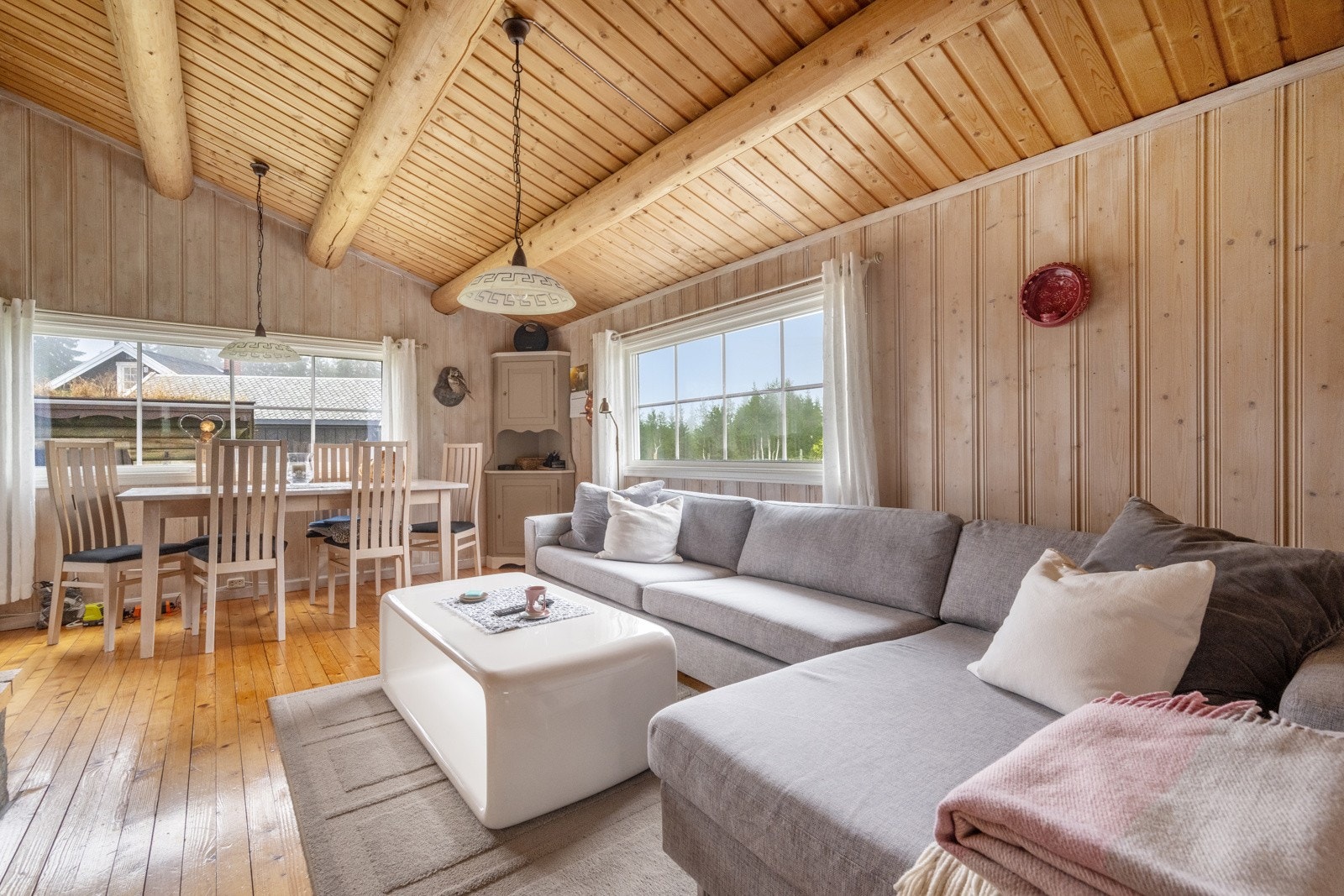 Synlige åser i himlingen gir rommet en lun og rustikk hyttefølelse med særpreg. Galleribilde