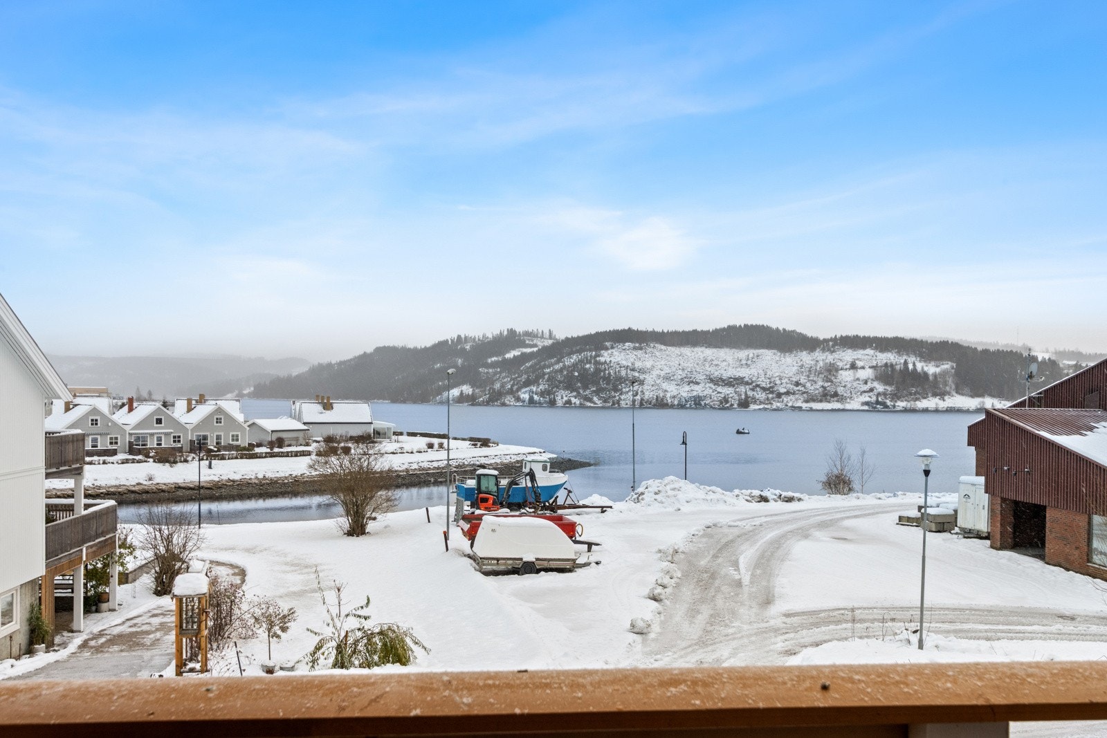 Fra eiendommen er det fin utsikt mot sjøen. Galleribilde