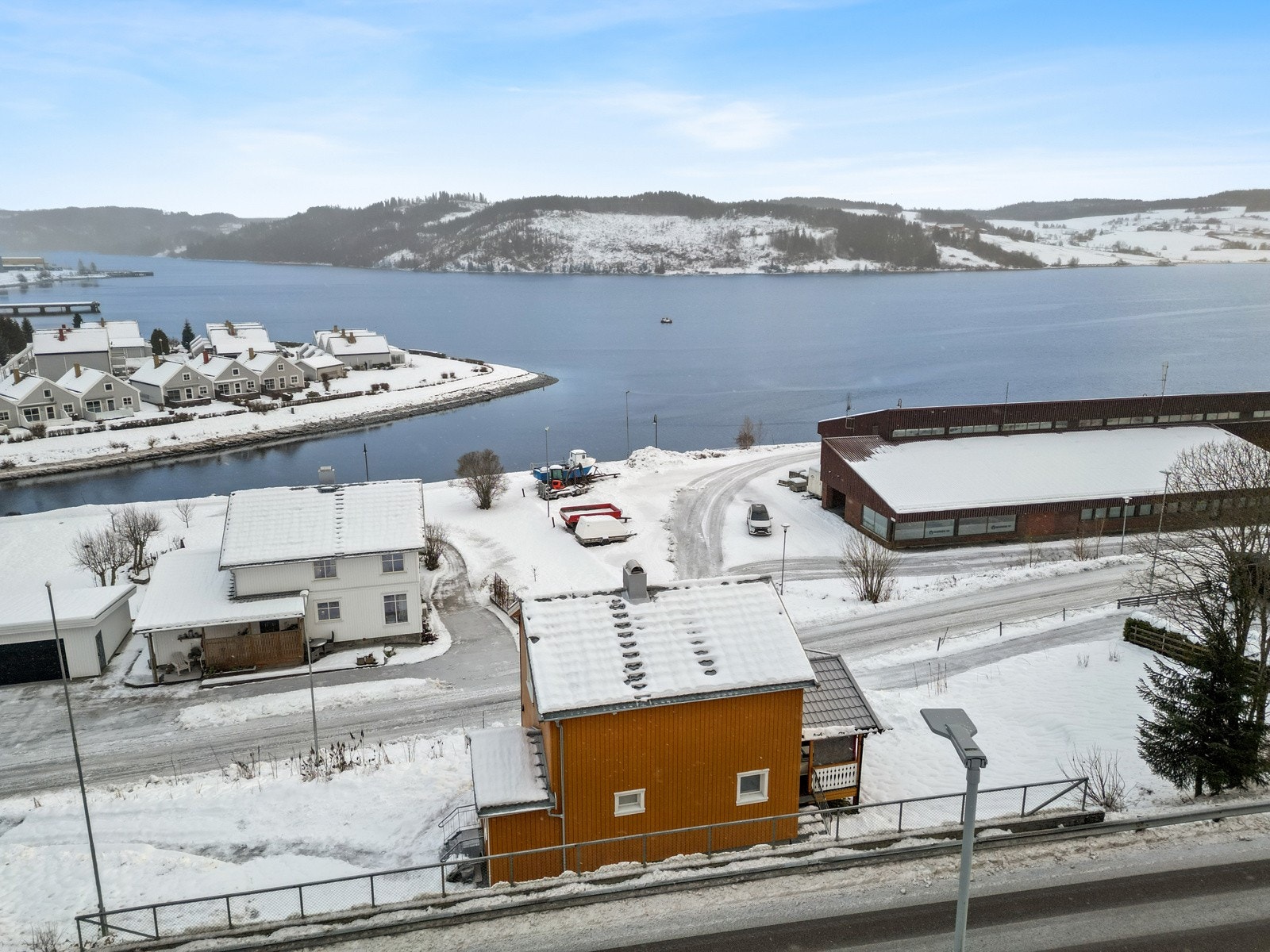 Enebolig med sentral beliggenhet og flott sjøutsikt i Malm. Galleribilde