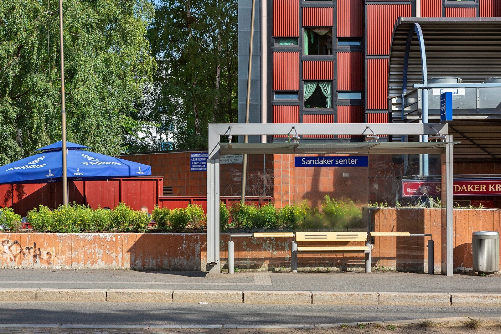 Sandaker senter buss og trikkestopp er få minutters gange unna Galleribilde