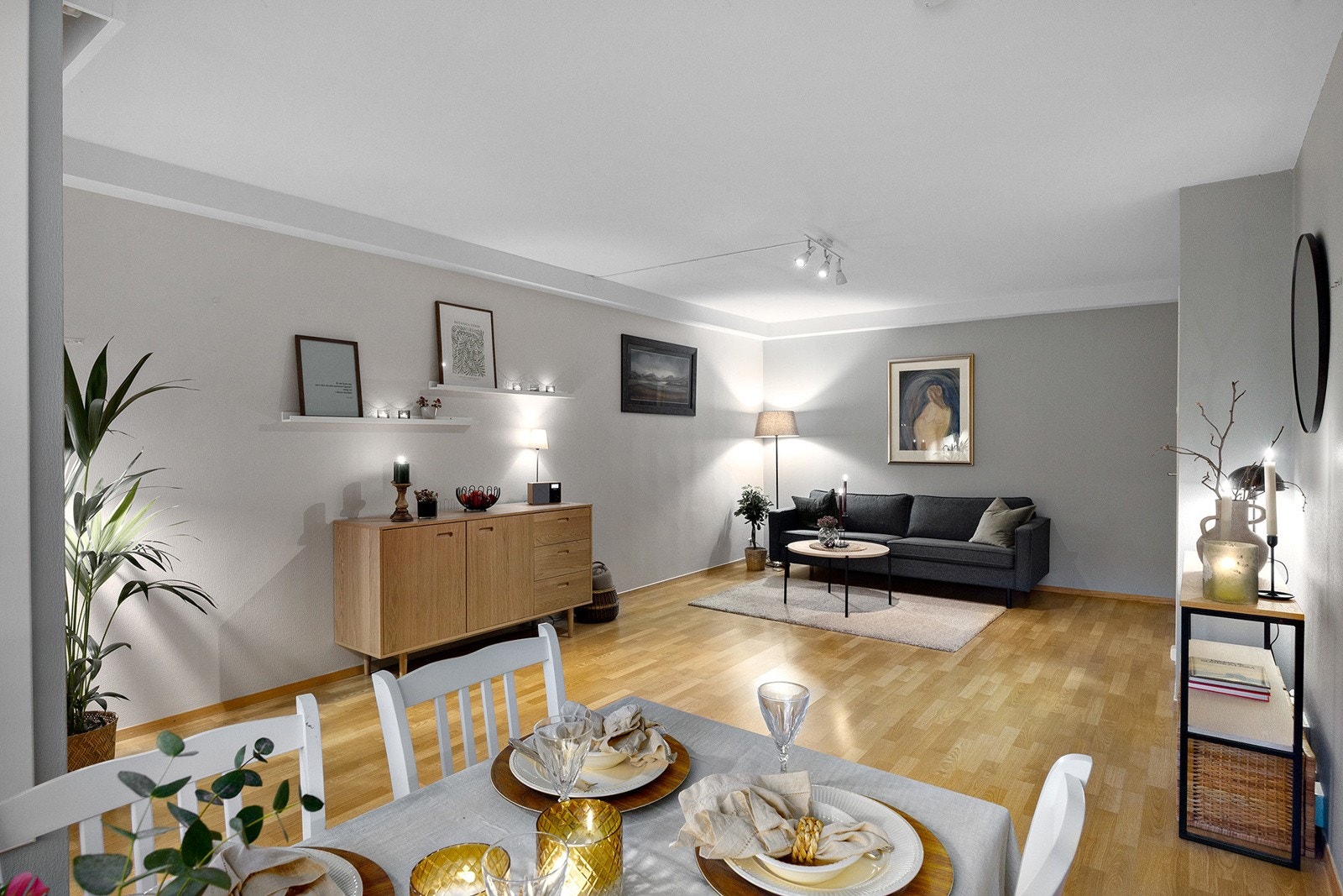 Leiligheten har en stor og lys stue! Galleribilde