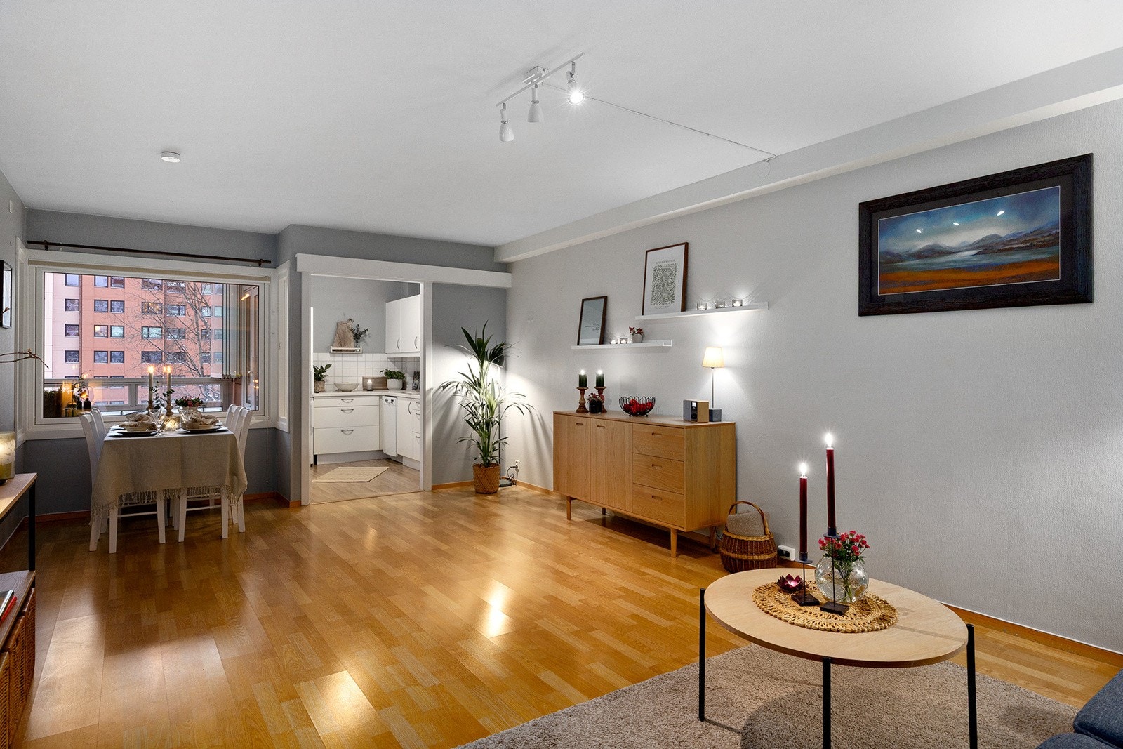 Leiligheten holder en god standard på oppholdsrom, og har nylig malte vegger. Galleribilde