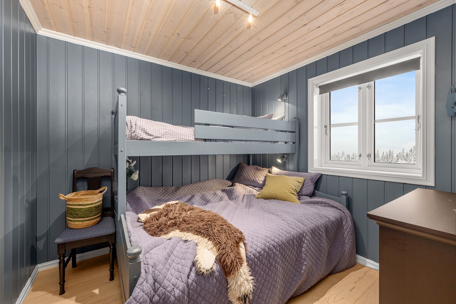 Soverom 3 med familiekøye med skuffer for oppbevaring Galleribilde