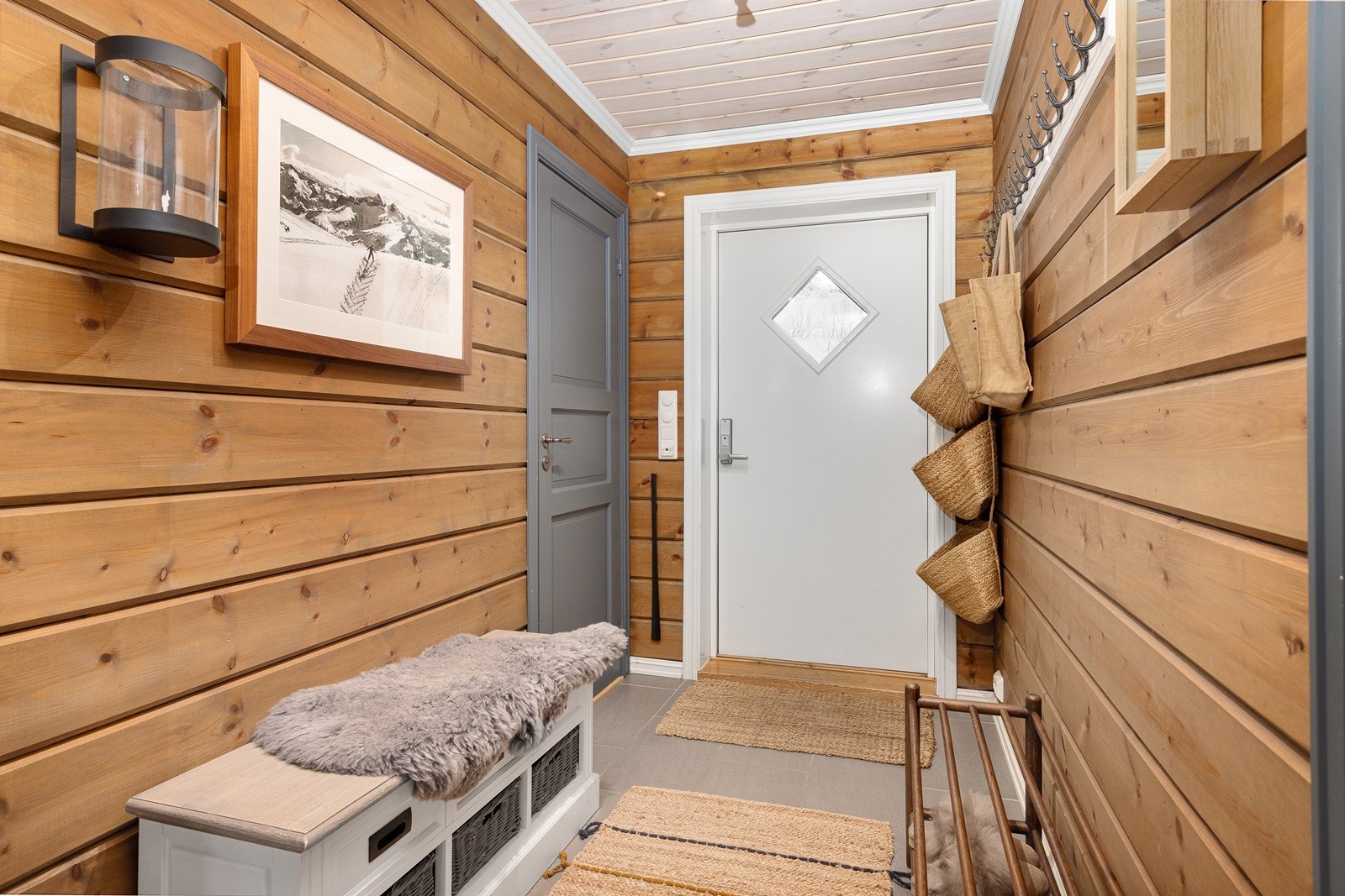 Romslig gang med plass for oppbevaring av sko og klær Galleribilde