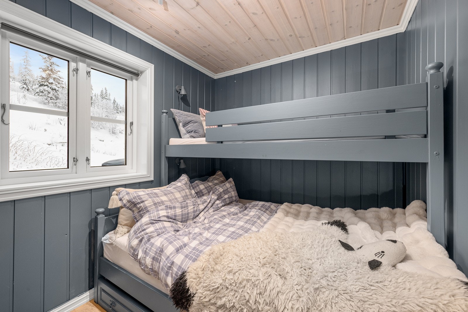 Soverom 2 med familiekøye med skuffer for oppbevaring Galleribilde