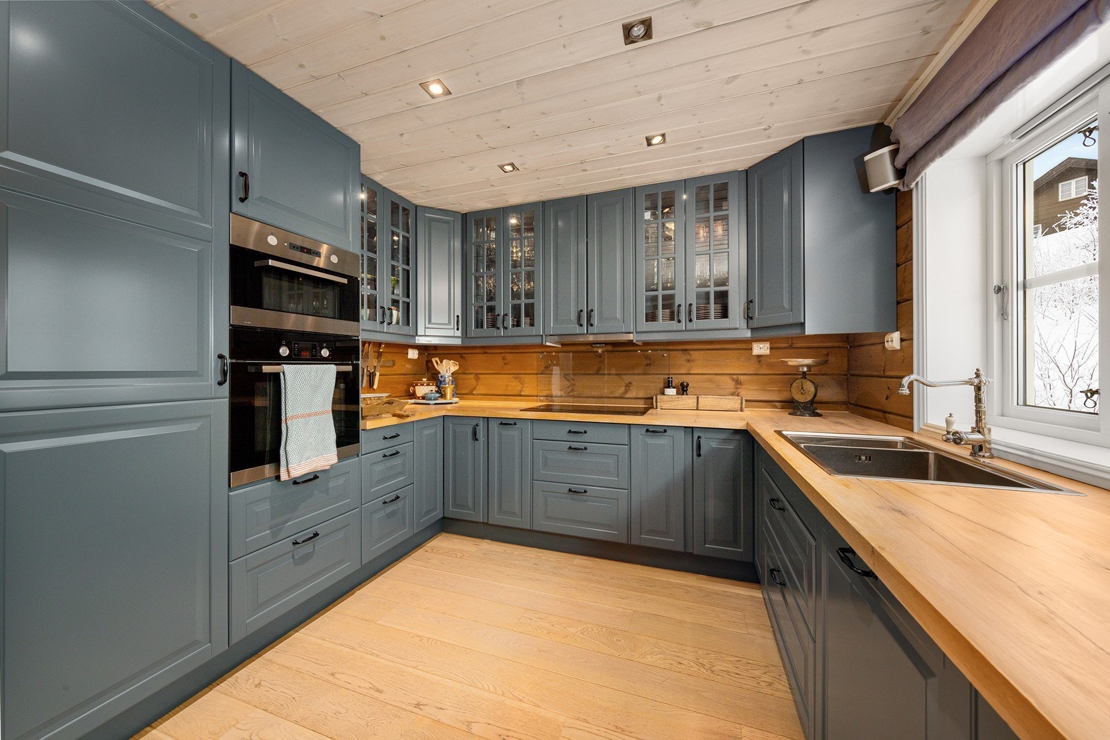 Pent og godt utstyrt kjøkken med integrert kjøleskap, oppvaskmaskin, komfyr, platetopp og micro. Galleribilde