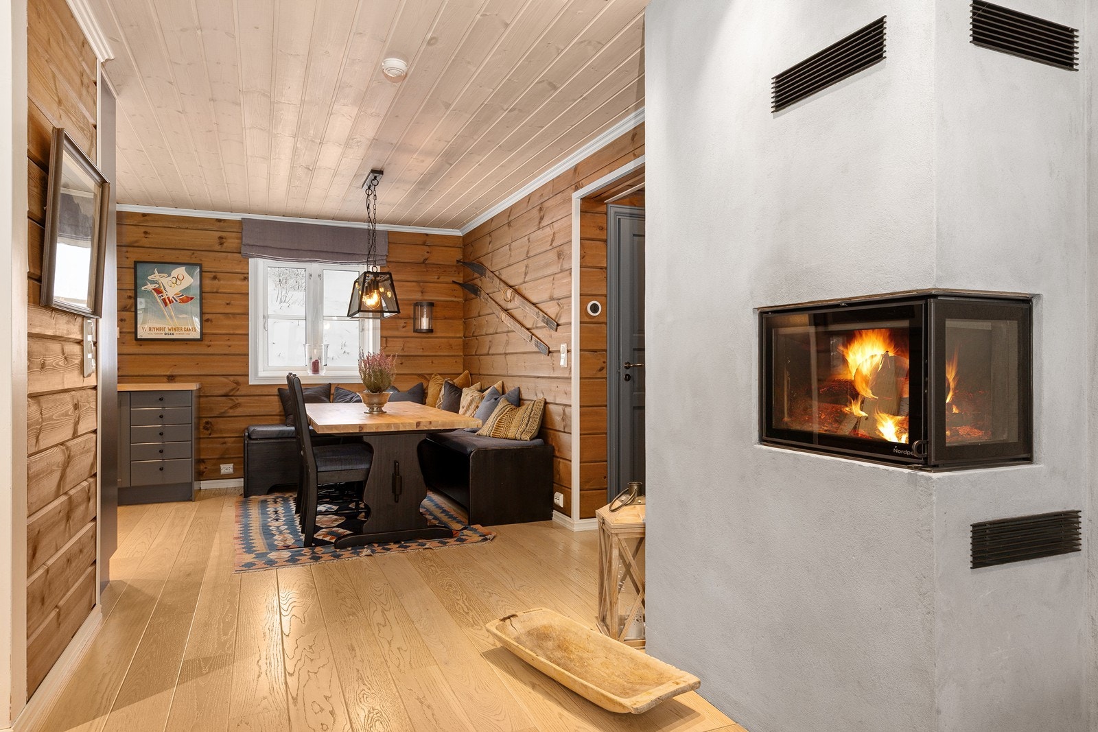 Den moderne peisen varmer godt på kalde dager. Galleribilde