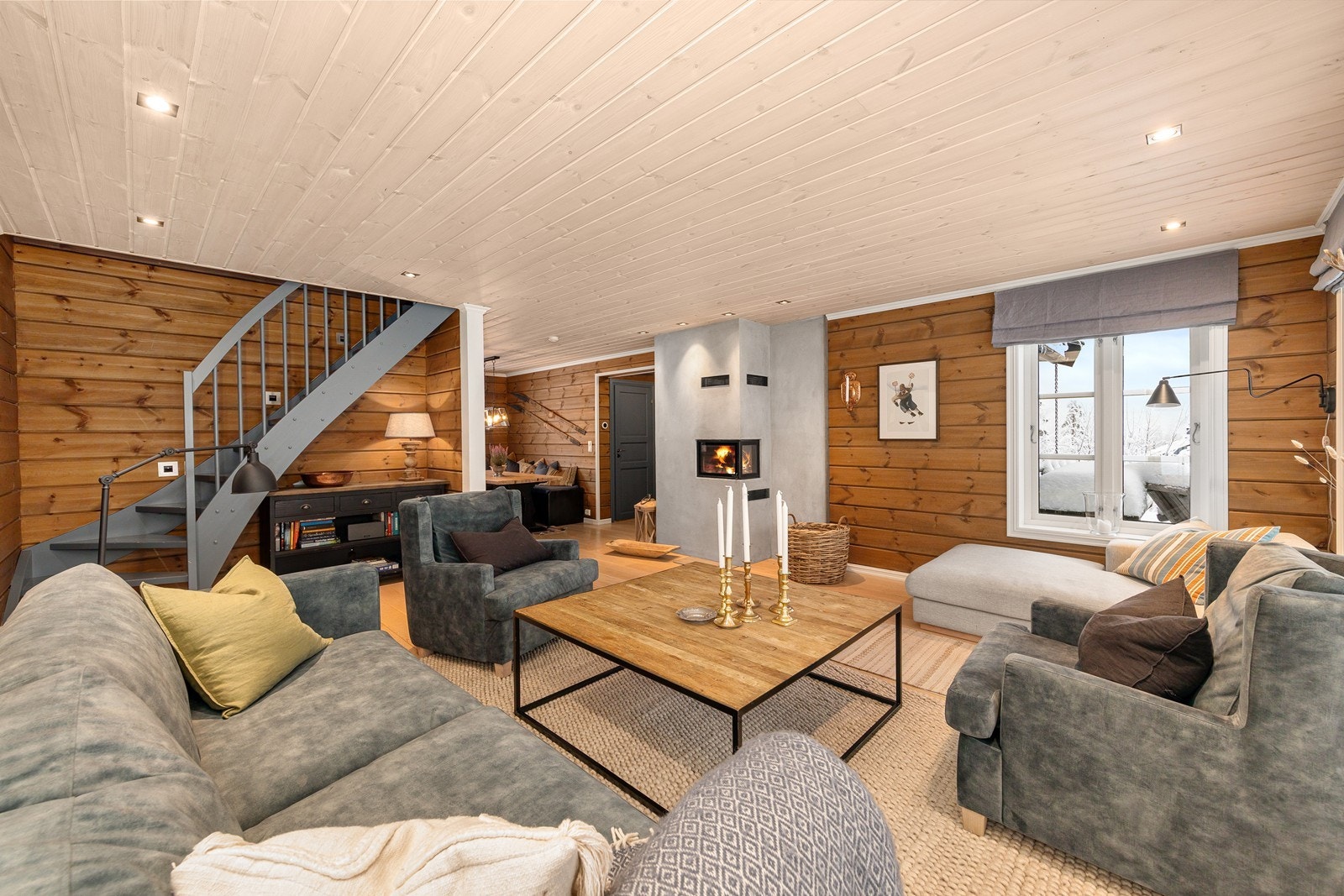 Romslig stue med flere soner til møblering. Galleribilde