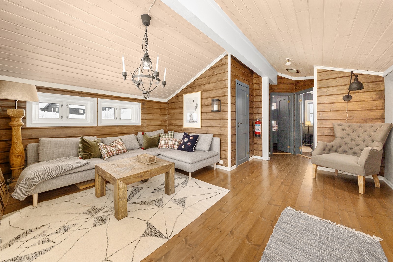 Fra oppstue er det inngang til toalettrom og 2 soverom. Galleribilde