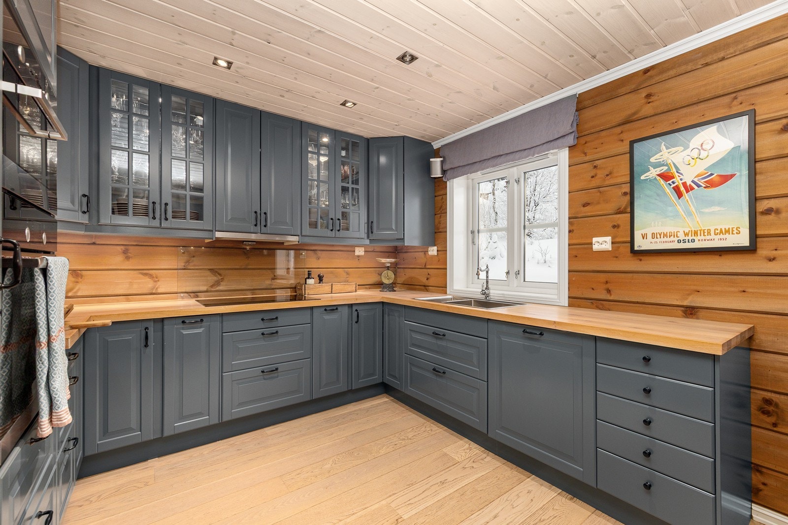 Pent og godt utstyrt kjøkken med integrert kjøleskap, oppvaskmaskin, komfyr, platetopp og micro. Galleribilde