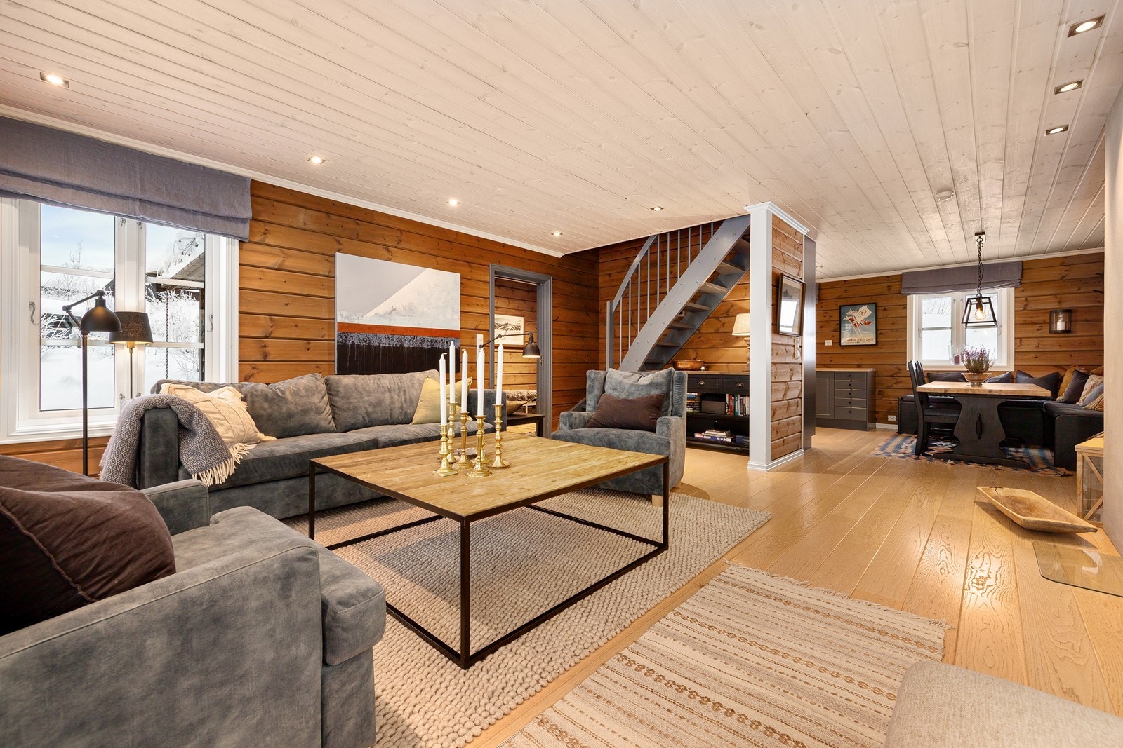 Romslig stue med flere soner til møblering. Galleribilde