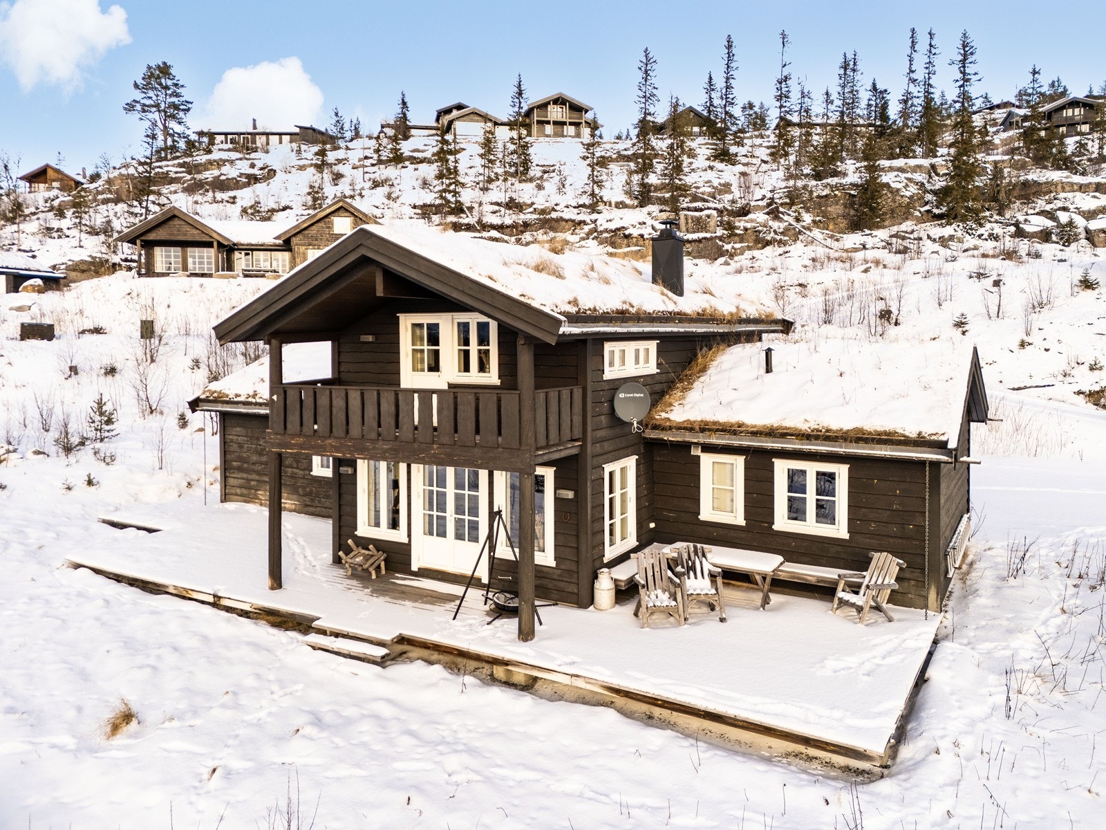 Utenfor stuen er det en terrasse på ca 75 kvm. Fin utsikt og gode solforhold Galleribilde