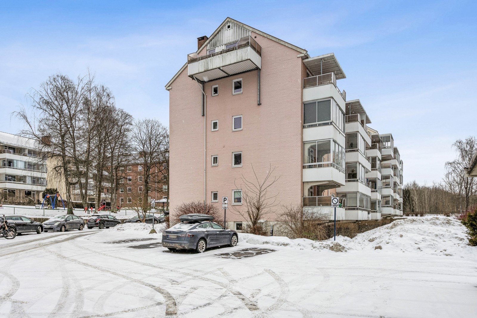 Blokken ligger meget sentralt til på Lambertseter med nærhet til t-bane, buss og Lambertseter senter. Galleribilde