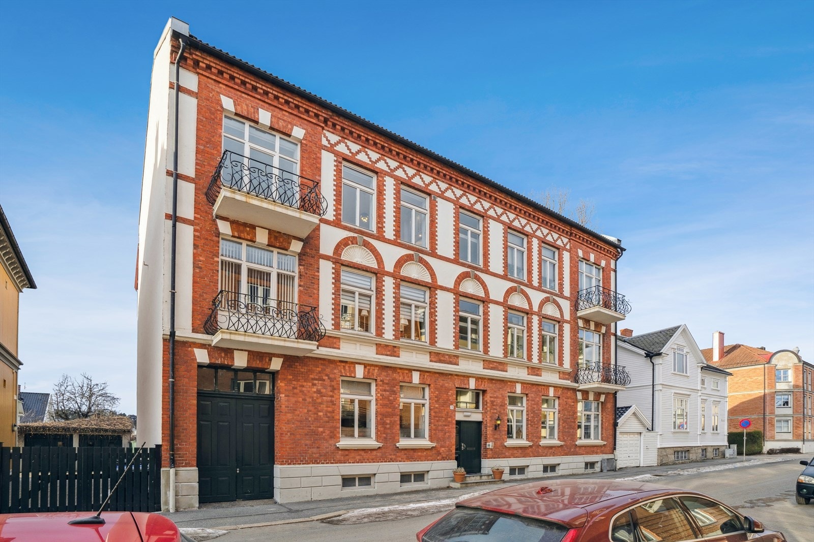 Området er kjent for sine godt bevarte bygninger fra ulike tidsepoker, som gir en sjarmerende atmosfære. Galleribilde