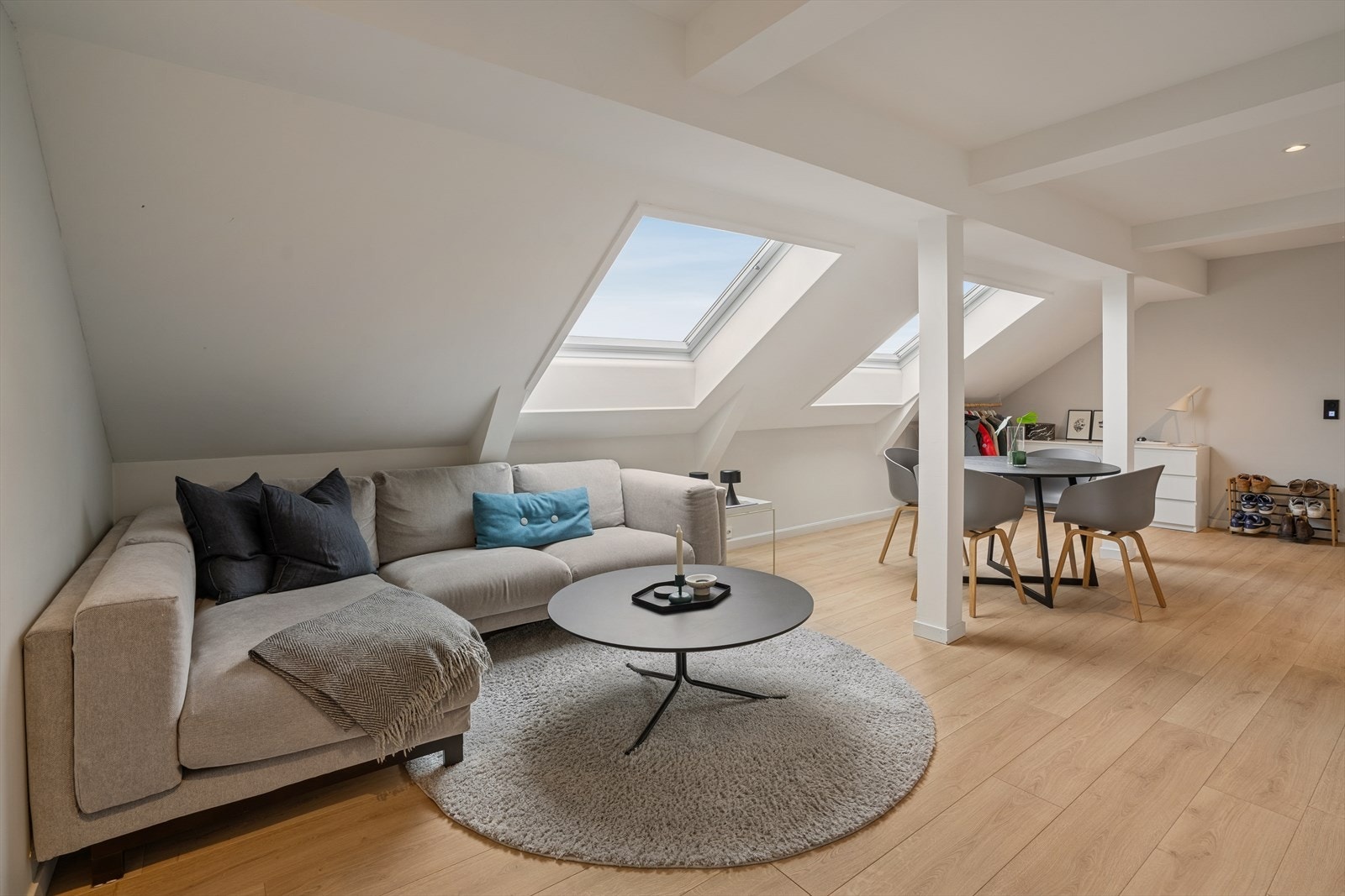 Dette er en lys og innbydende 2-roms loftsleilighet, smakfullt oppusset i 2024/2025 (med unntak av baderommet). Det er godkjent for bygging av hems i deler av stuen. Galleribilde