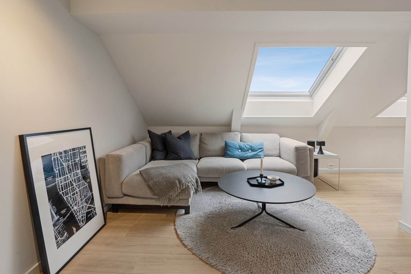 Leiligheten har et delikat laminatgulv og slettmalte vegg- og takflater, med spotter og innfelt belysning i himlingen. Galleribilde