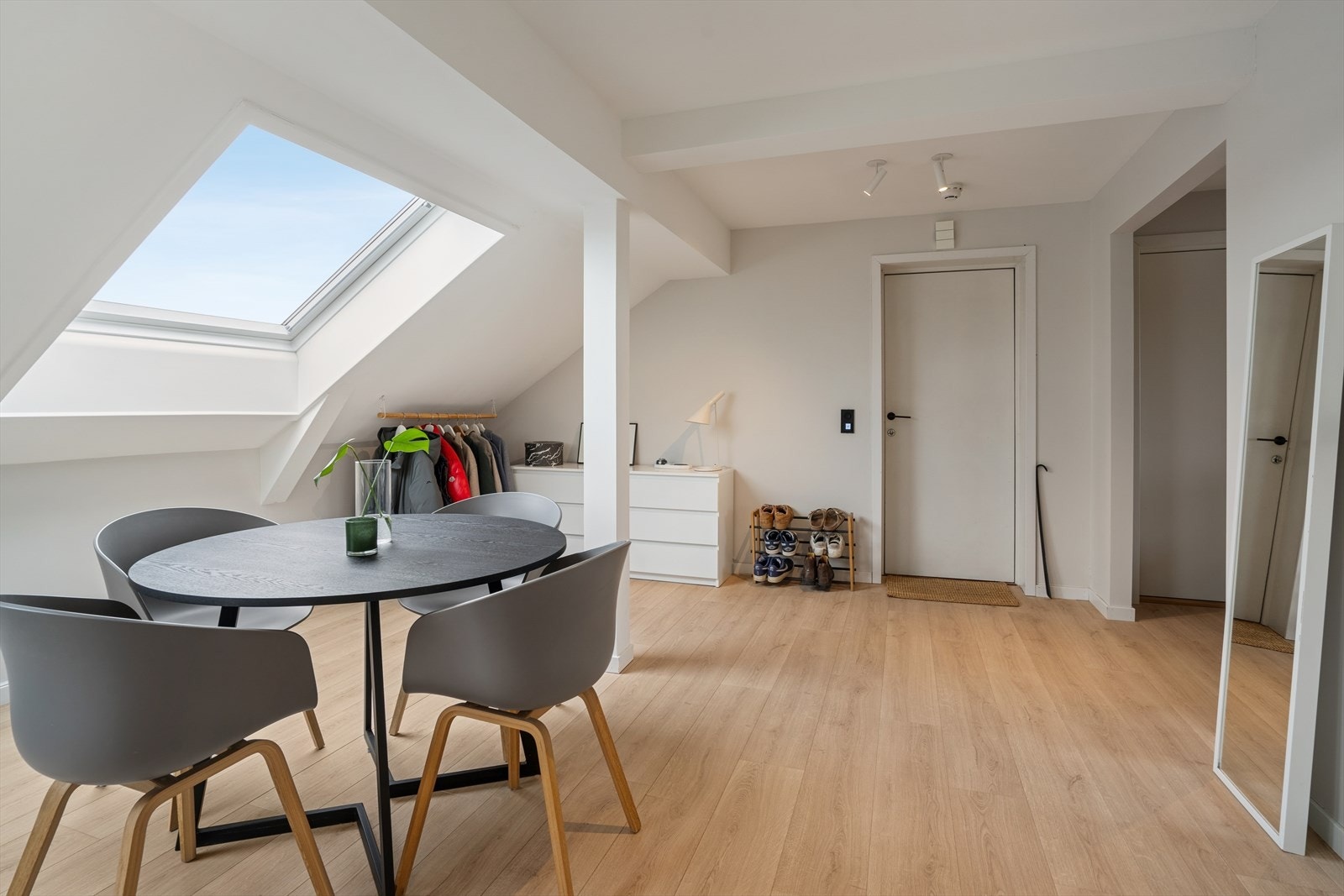 Store Velux-takvinduer sørger for rikelig naturlig lys i stuen. Galleribilde