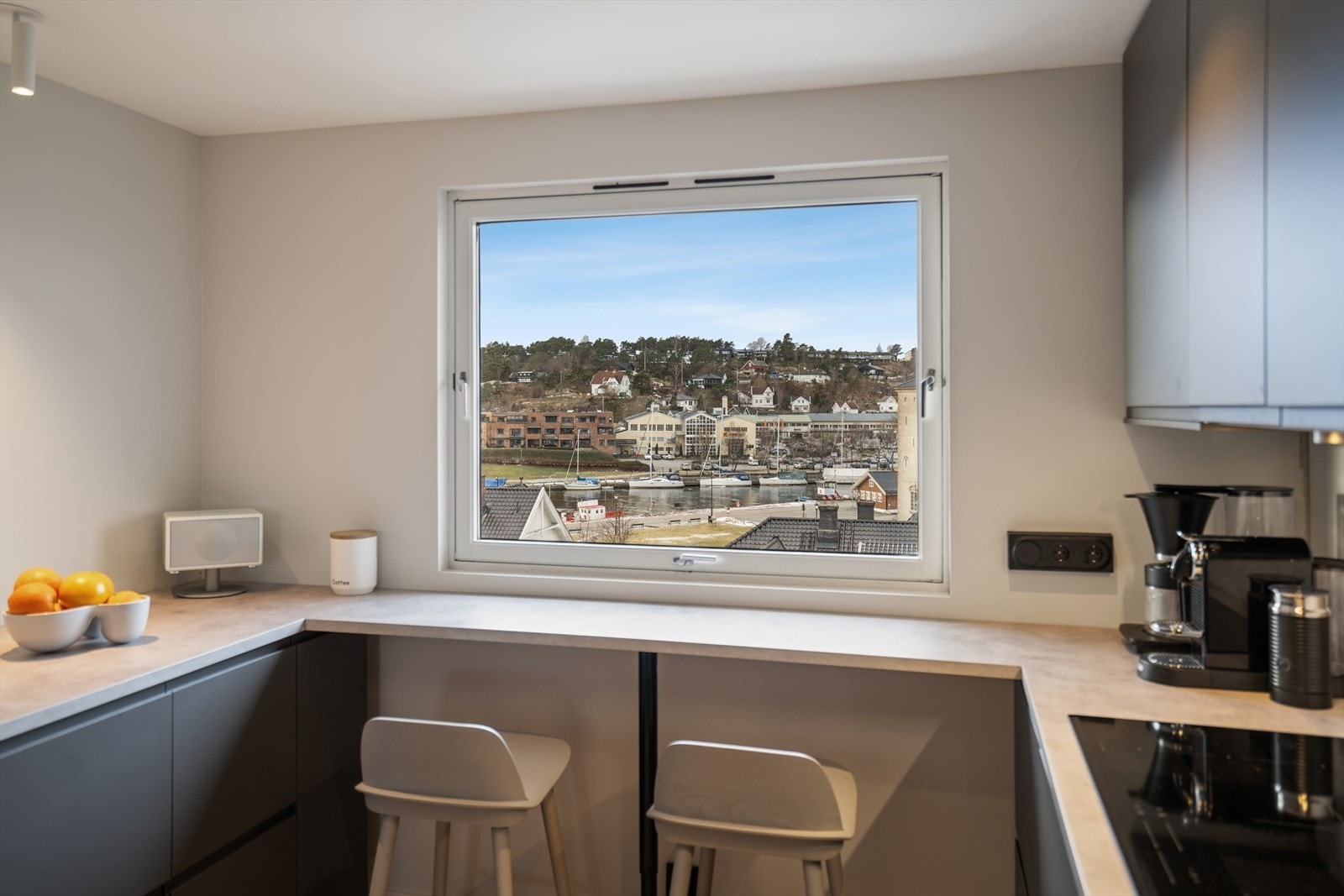 Den store vindusflaten gir både godt utsyn og rikelig med naturlig lys på kjøkkenet. Galleribilde