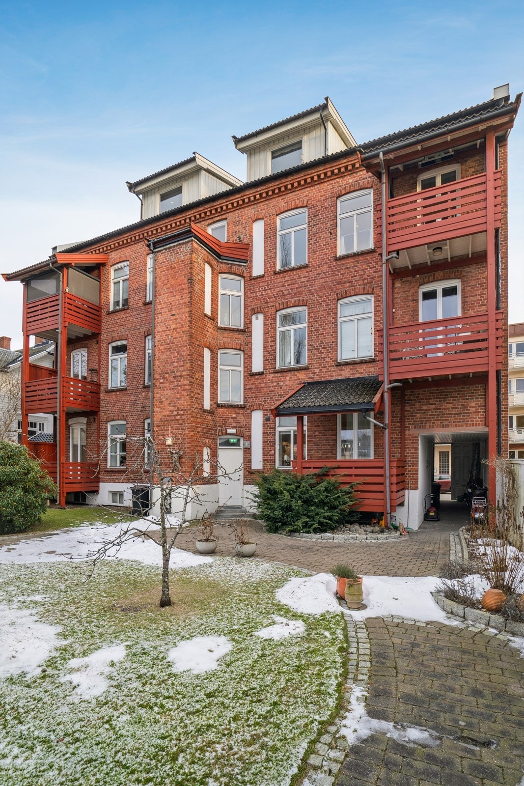 Borettslaget disponerer en svært hyggelig og velstelt felles bakgård. Galleribilde