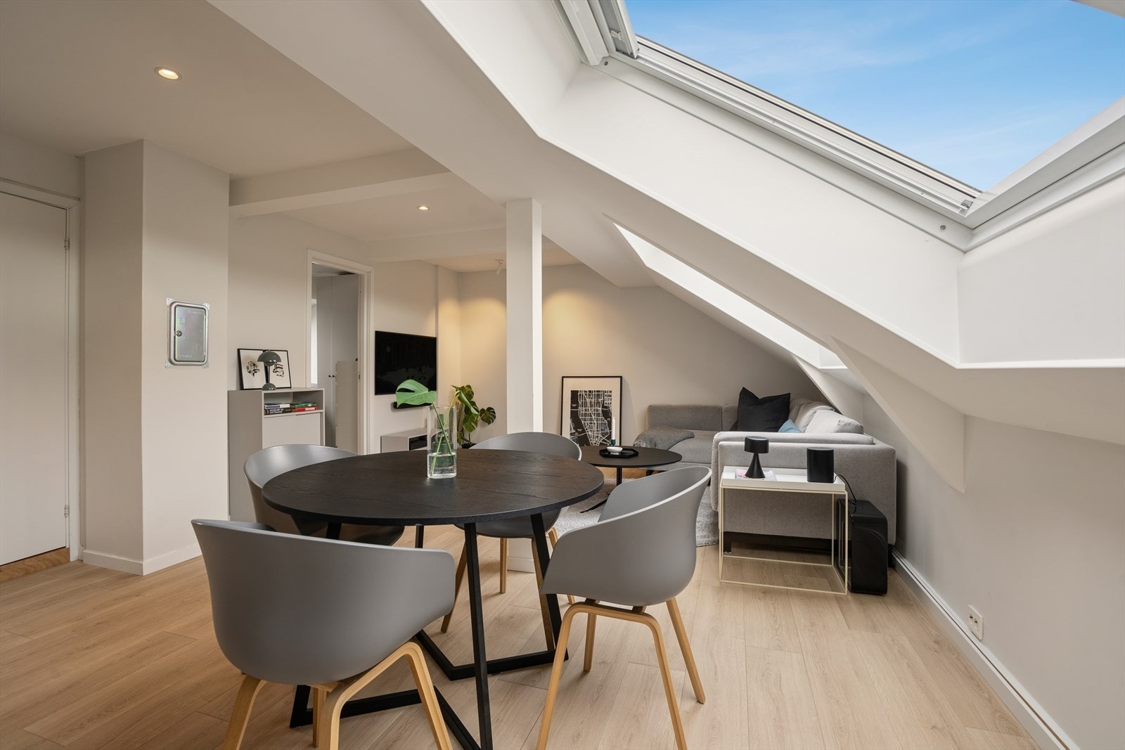 Romløsningen gir gode muligheter for naturlig soneinndeling, med plass til både sofagruppe, TV-løsning og spisebord. Galleribilde