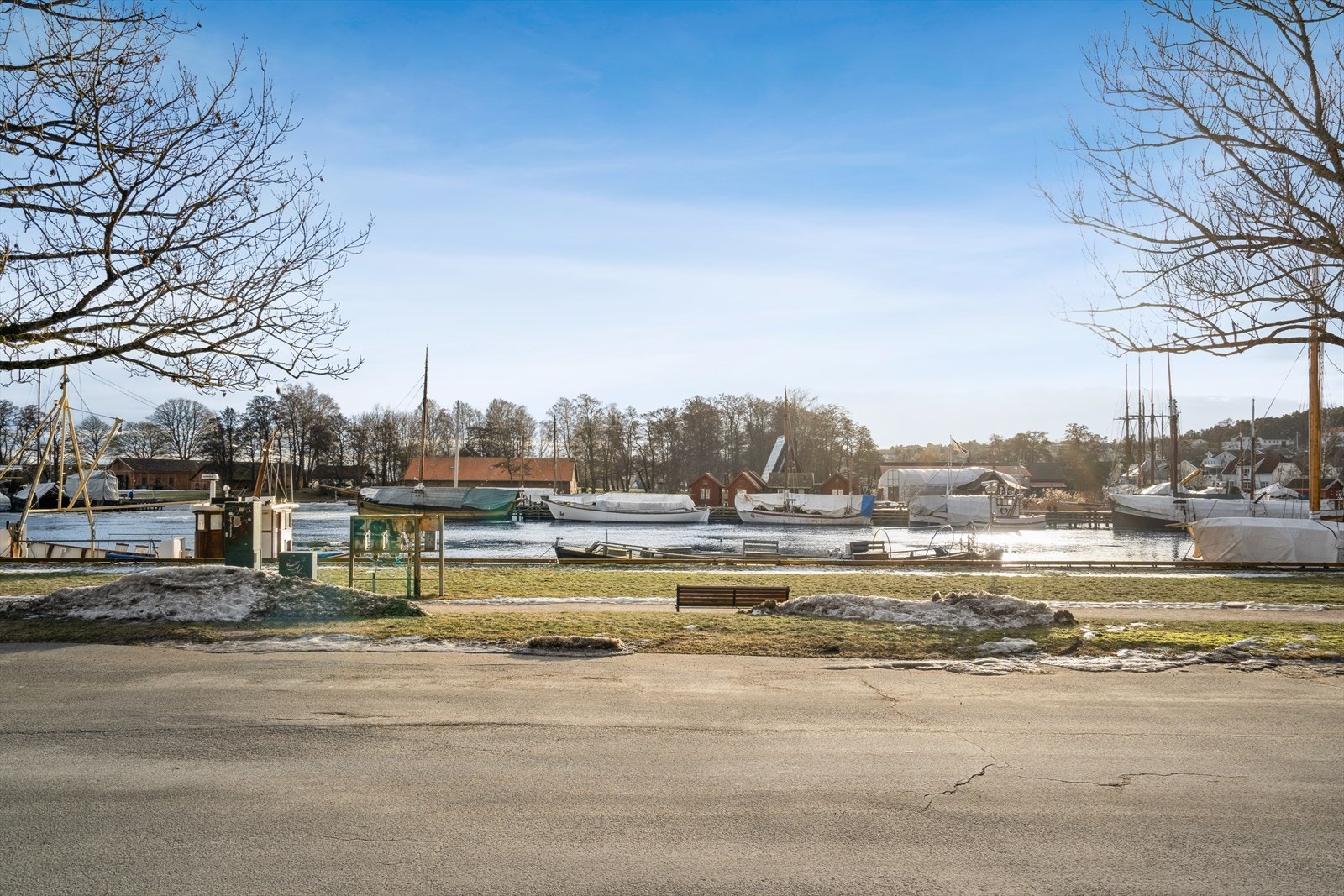 Fra eiendommen har man en flott utsikt sydover langs elven mot Gamlebyen og Isegran, hvor man finner flere historiske severdigheter og kulturtilbud. Galleribilde