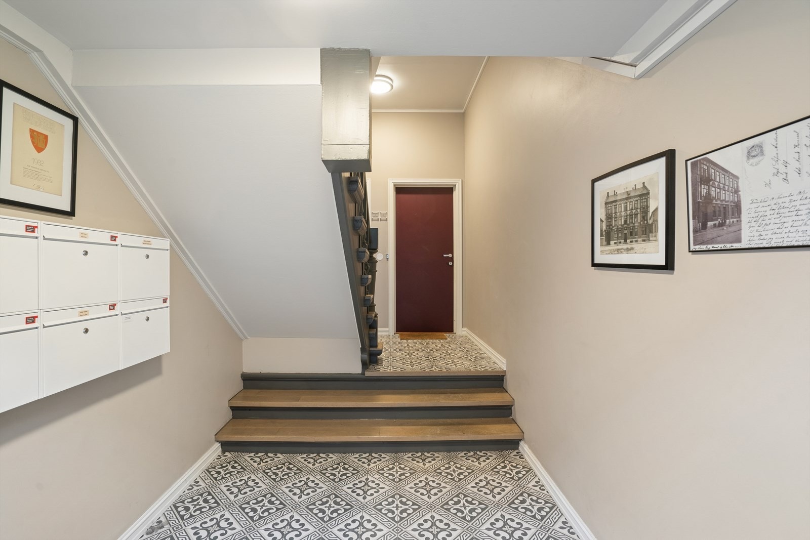 Innbydende felles inngangsparti med trappeadkomst opp til etasjeplanet. Galleribilde