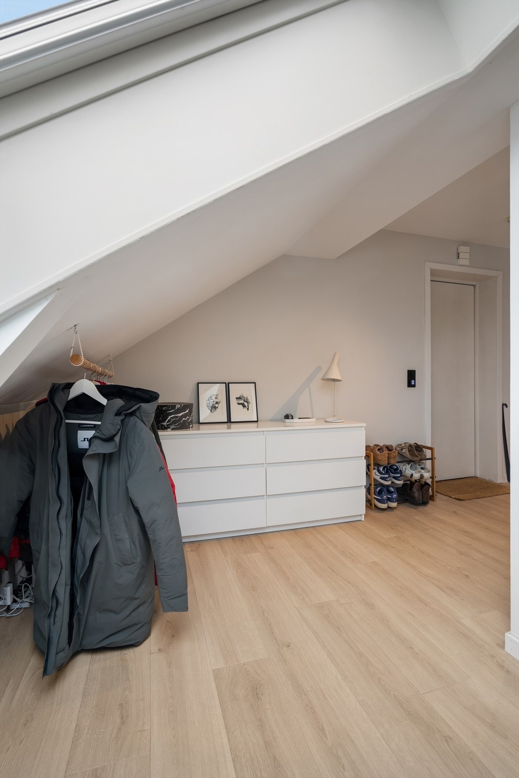 Det er god plass til ønsket oppbevaringsmøblement for yttertøy og sko rett innenfor inngangsdøren. Galleribilde