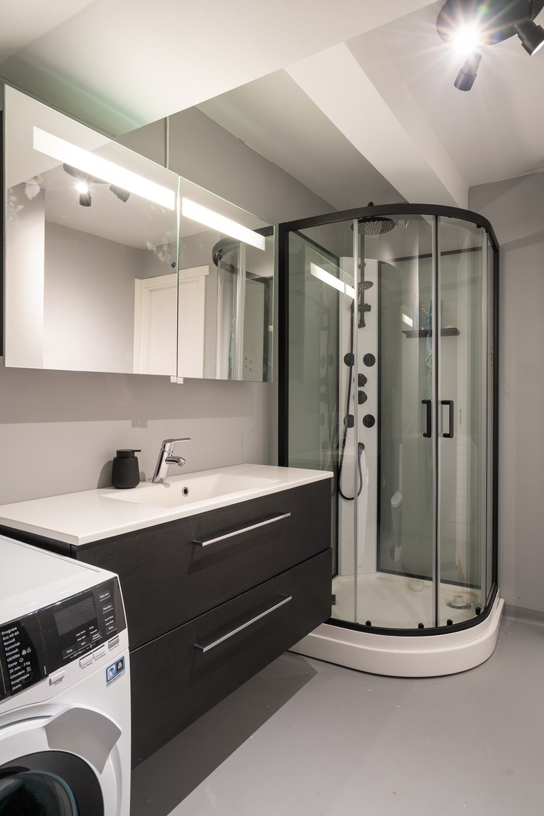 Badet er fra byggeåret. Det har belegg på gulv, tapet på vegger og malte plater i himlingen. Galleribilde