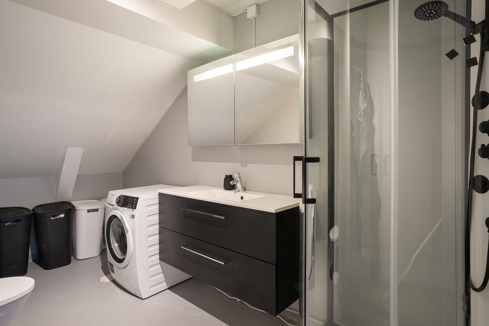 Overflatene ble malt i 2026. Rommet har opplegg for vaskemaskin. Galleribilde