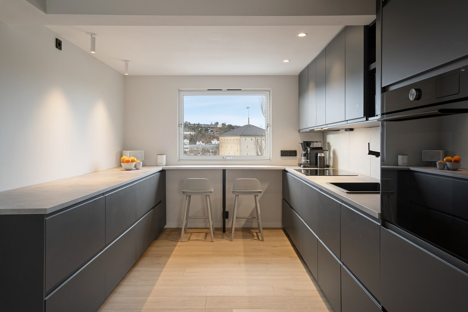 Leiligheten har et moderne og pent Ikea-kjøkken som ble nyinstallert i 2025. Galleribilde