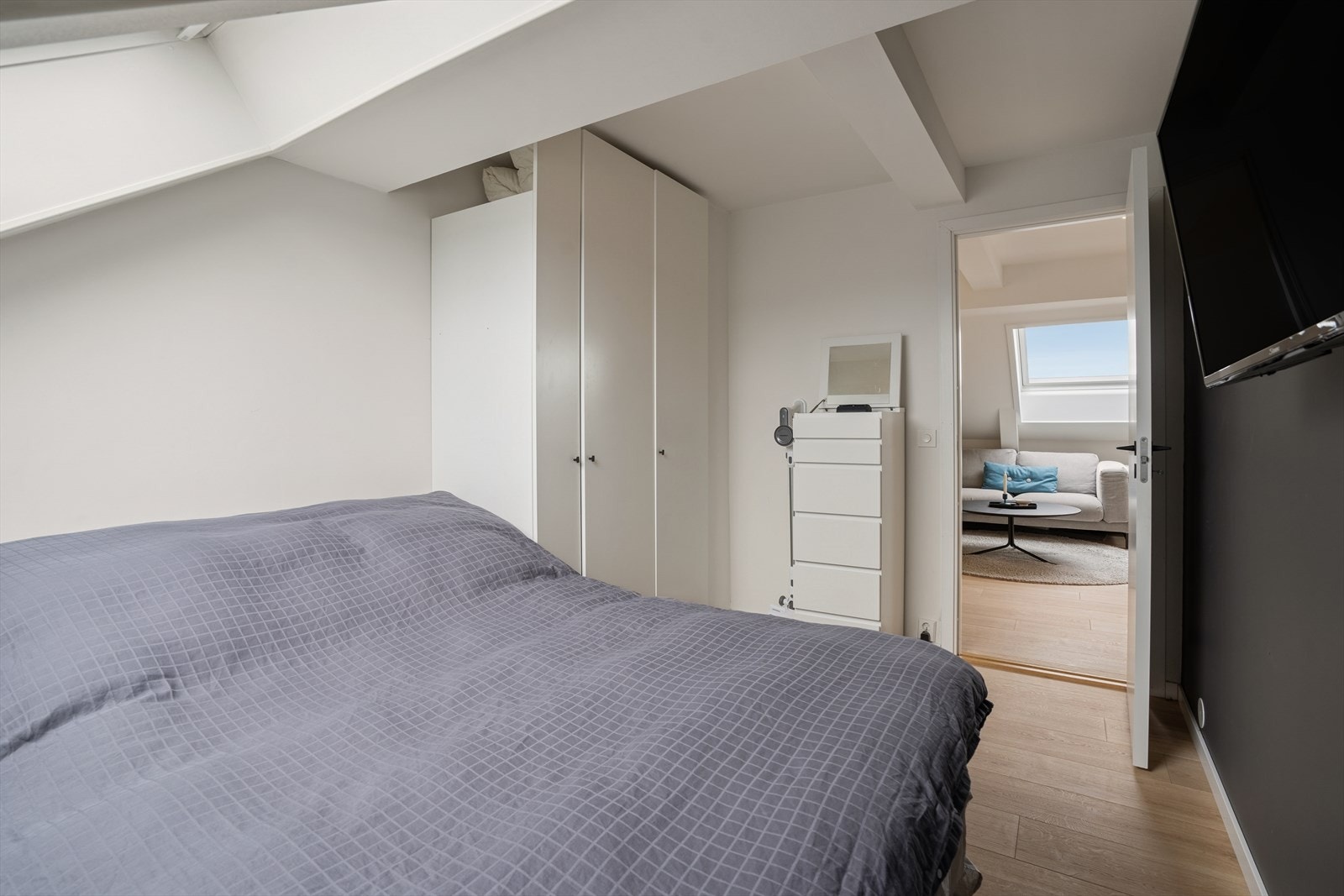 Plassbesparende garderobeløsning med skap gir god oppbevaringsplass i soverommet. Galleribilde