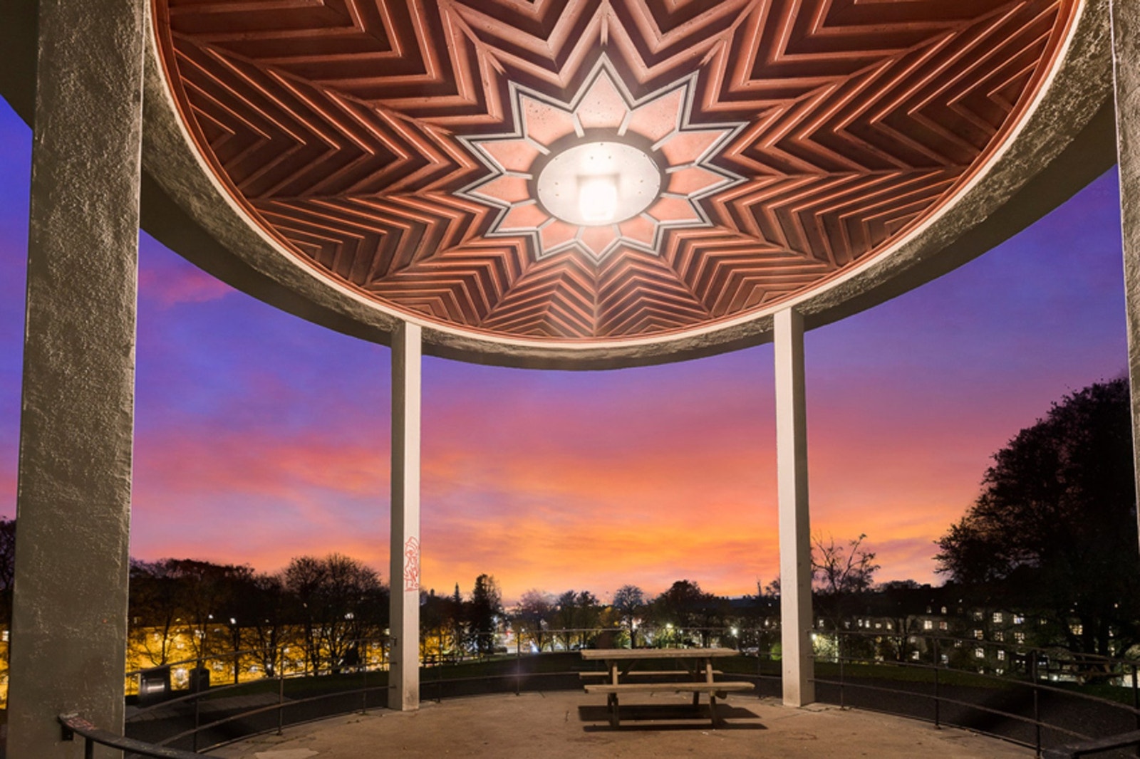 Torshovparken ligger på en naturlig høyde og gir utsikt mot byen og fjorden fra toppunktet. Galleribilde