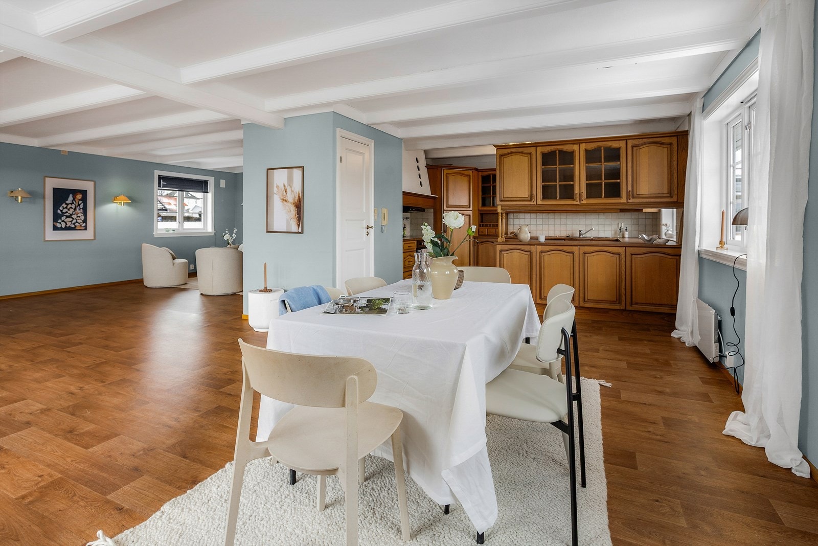 Overflater er malt i fine og tidsriktige farger Galleribilde