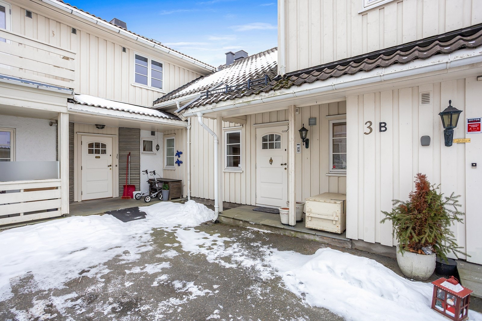 Inngangsparti med asfaltert uteområde Galleribilde