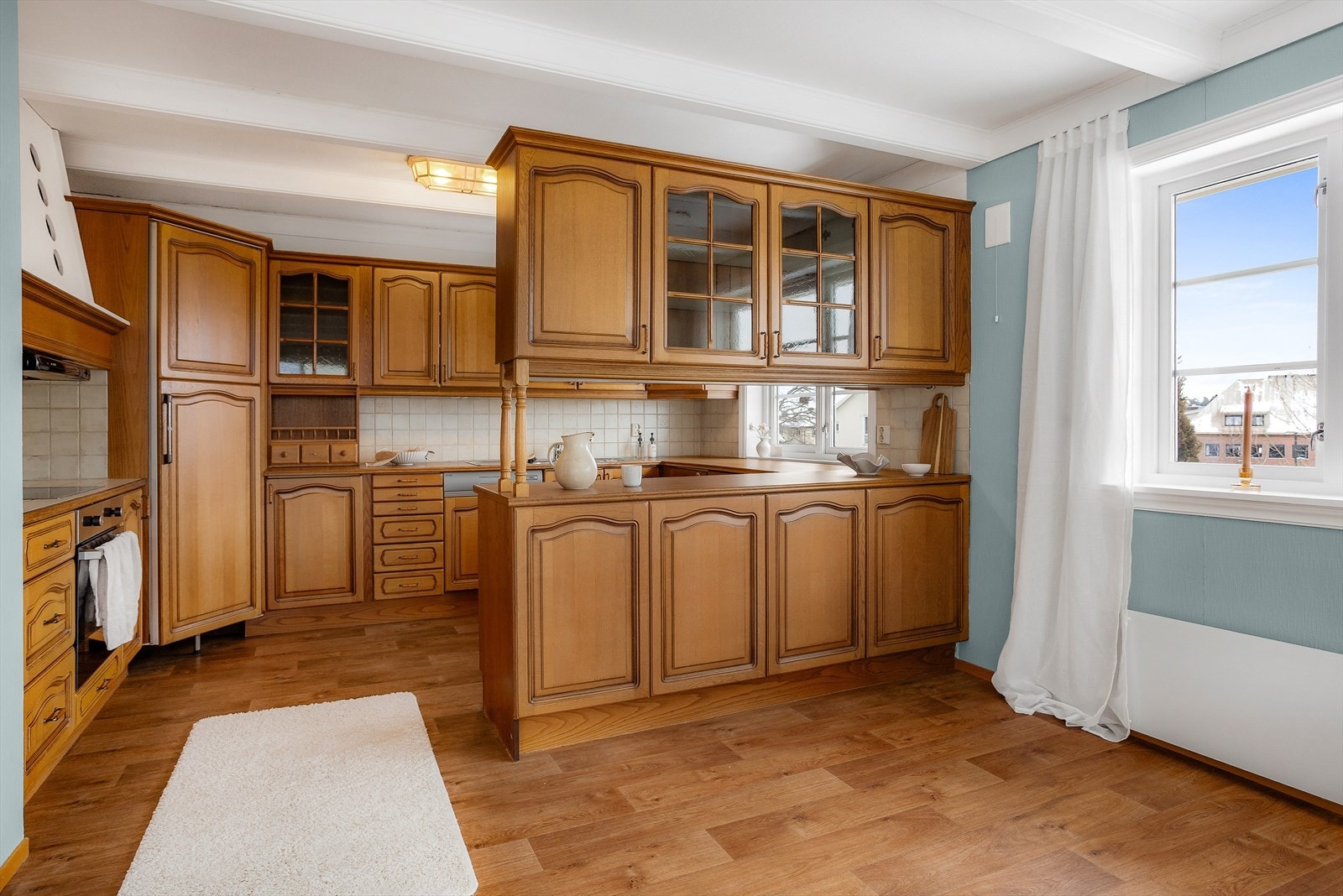 Kjøkkenet har en delvis åpen og hyggelig løsning mot stuen Galleribilde