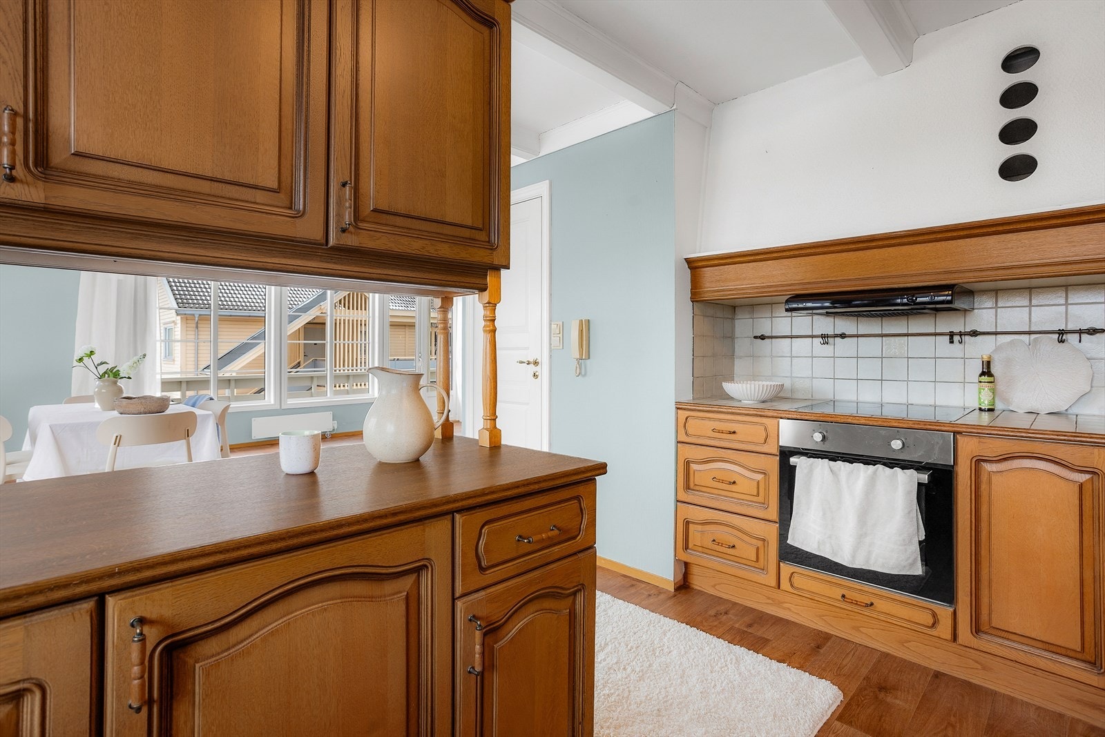 Varmtvannstanken er på ca. 120 liter og plassert i hjørnet under kjøkkenbenk Galleribilde