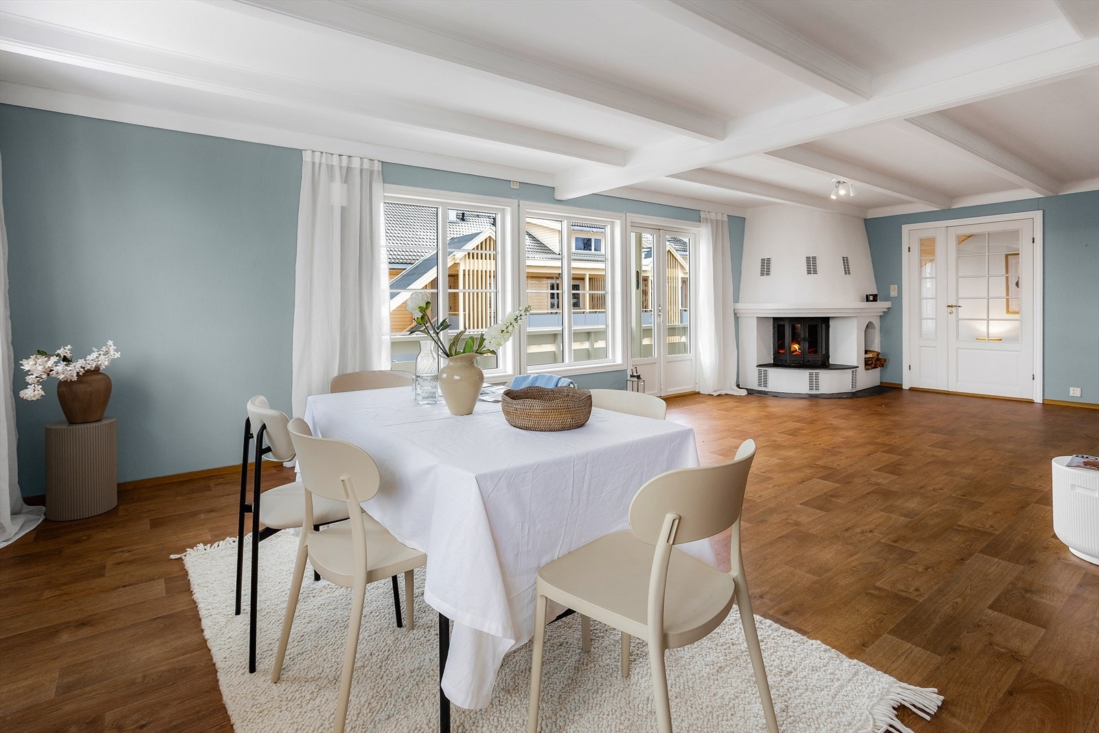 Stuen har belegg på gulv og malte flater Galleribilde