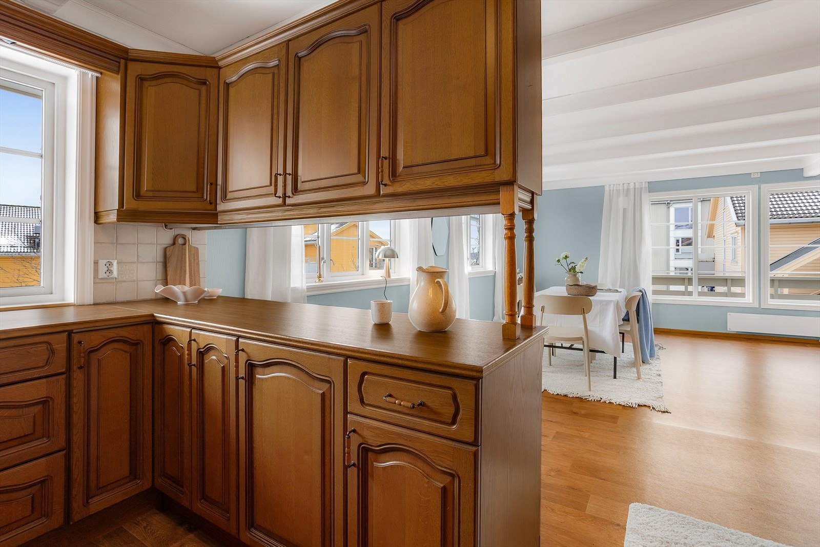 Åpent og lys kjøkkenløsning Galleribilde