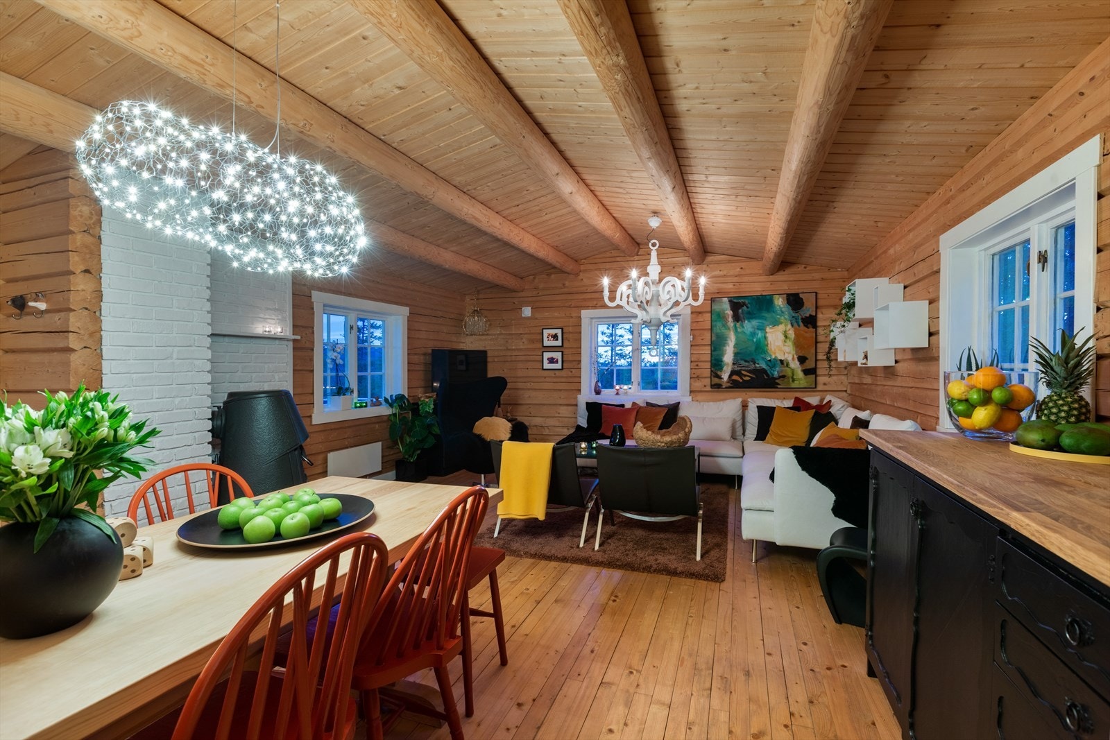 Hytta har et enkelt kjøkken som står i god stil med resten av hytta. Galleribilde