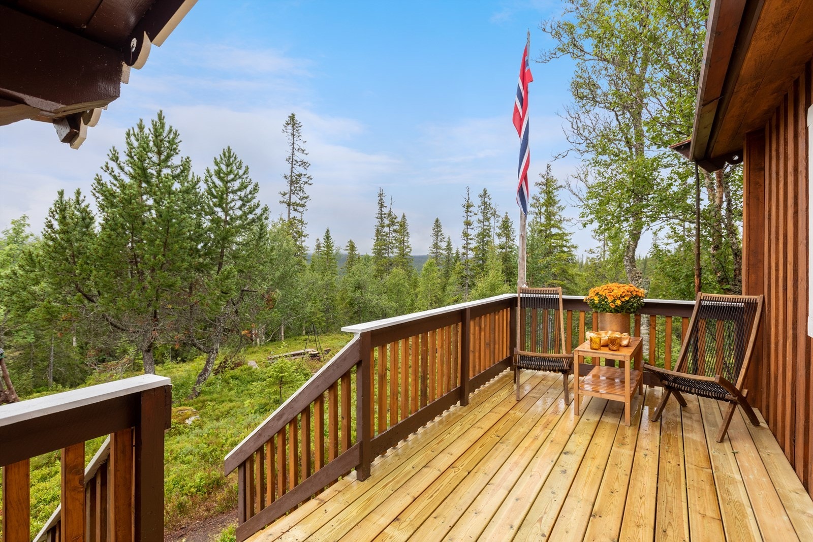 Hytta har en trivelig terrasse i tilknytning inngangspartiet Galleribilde