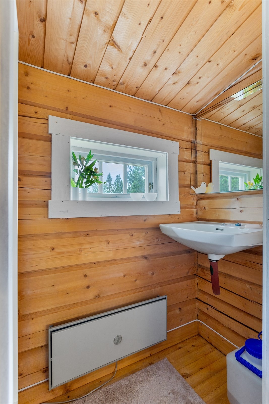 Hytta har et praktisk stellerom for blant annet tannpussen Galleribilde