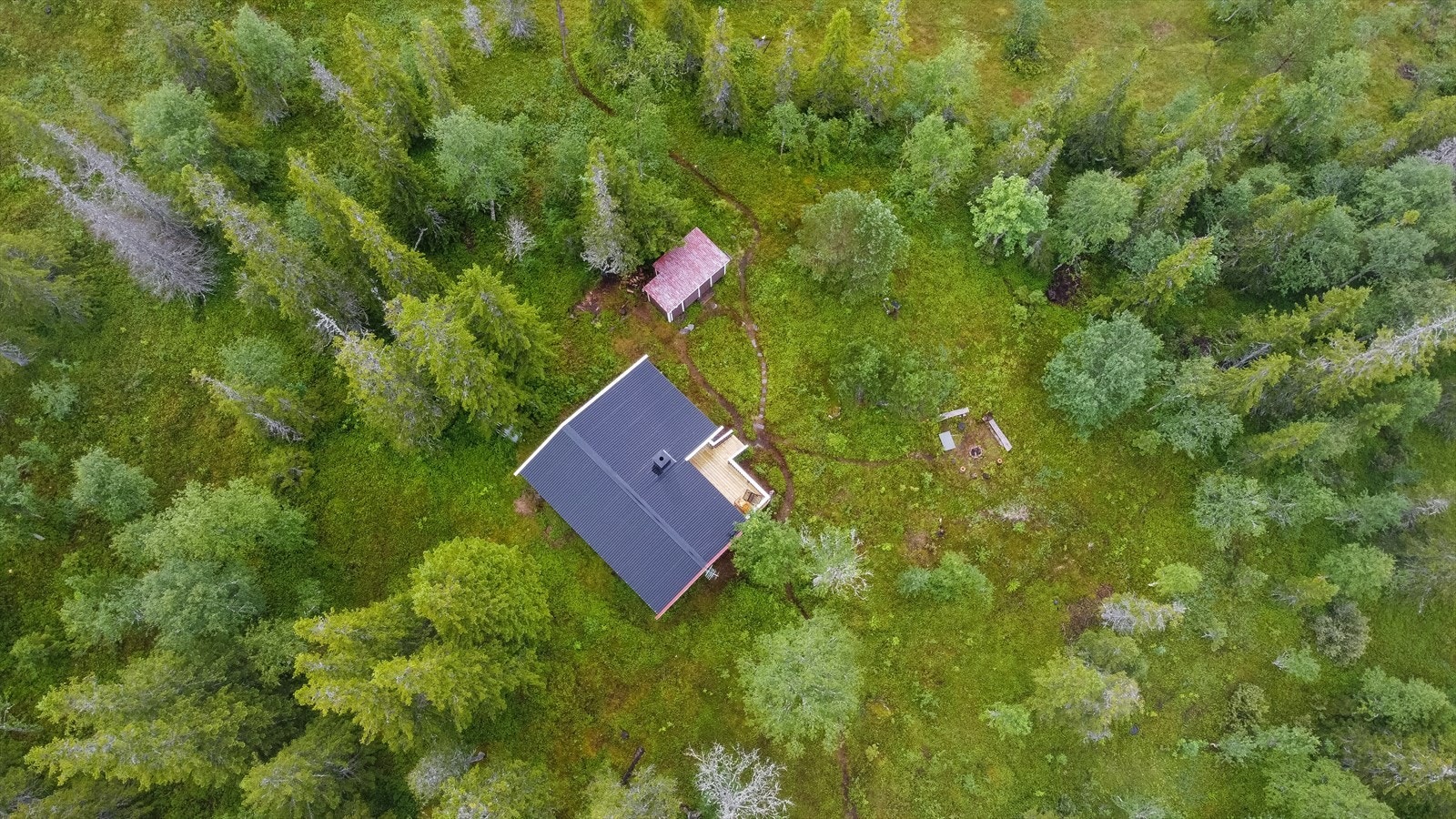Eiendommen har en romslig tomt på ca. 1 mål med god boltreplass til store og små Galleribilde