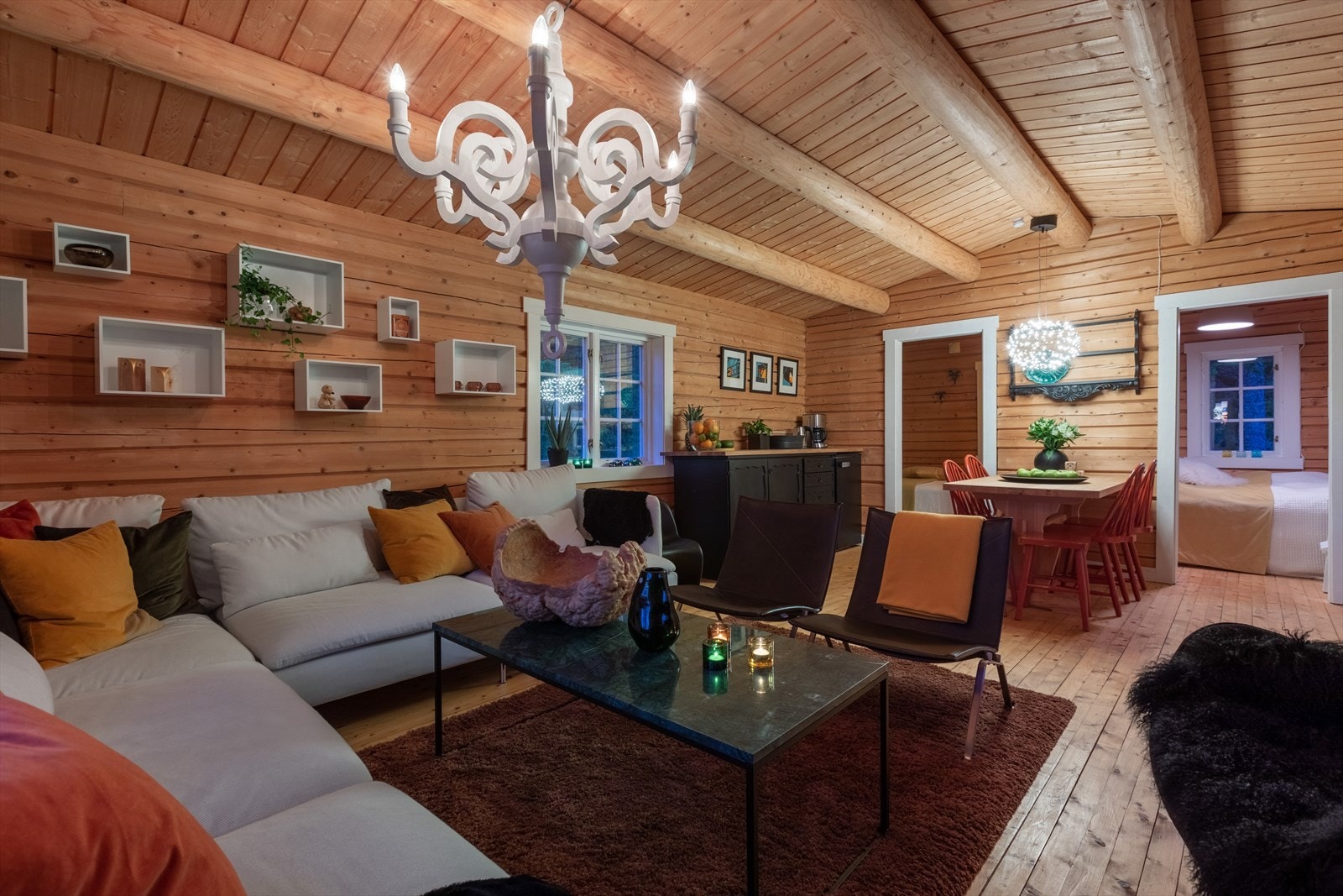 Hele innsiden av hytta er utført i umalte treflater hvilket gir den klassiske og koselige hyttefølelsen Galleribilde